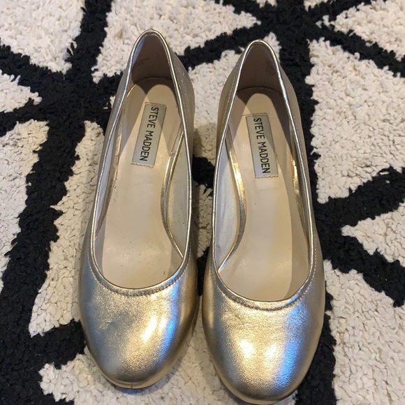 Gold, Steve Madden round toe pumps in size 6 - Picture 1 of 6